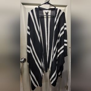 Avenue wrap/shawl with pockets